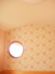 寝室の丸窓とワンポイントのクロス<br />
天井はドーム天井