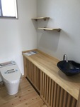 【トイレ】収納を備えたカウンターは職人の手作り。陶器の手洗いボウルも素敵です。
